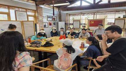 馬克思主義學(xué)院新農(nóng)村建設(shè)專題研究課程實(shí)踐考察隊(duì)赴大邑縣南岸美村調(diào)研與文化藝術(shù)交流